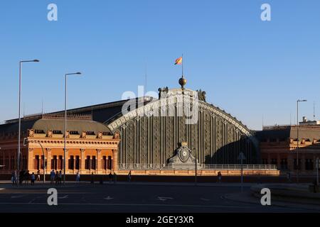 Fassade des Bahnhofs Madrid Atocha vom Architekten Alberto de Palacio Elissagne Madrid Spanien in der Nachmittagssonne Stockfoto