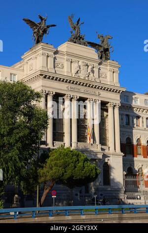 Fassade des vom Architekten Ricardo Velázquez Bosco entworfenen Gebäudes des Landwirtschaftsministeriums aus dem 19th. Jahrhundert in Madrid, Spanien, bei niedriger Nachmittagssonne Stockfoto