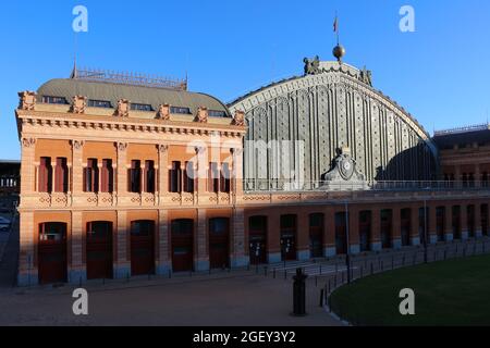 Fassade des Bahnhofs Madrid Atocha vom Architekten Alberto de Palacio Elissagne Madrid Spanien in der Nachmittagssonne Stockfoto