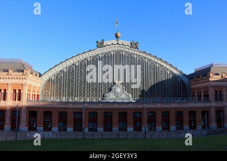 Fassade des Bahnhofs Madrid Atocha vom Architekten Alberto de Palacio Elissagne Madrid Spanien in der Nachmittagssonne Stockfoto