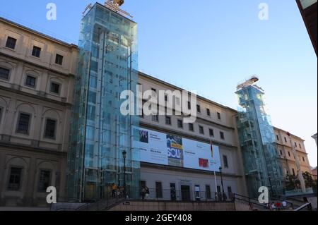 Haupteingang des Museums für moderne Kunst Reina Sofia, eingeweiht am 10. September 1992 im Zentrum von Madrid, Spanien Stockfoto