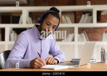 African man e-Learning Vorbereitung auf Prüfungen Verwenden Sie Online-Audio-Kurs Stockfoto