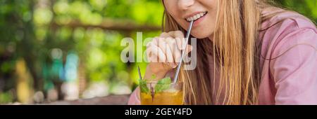 Umweltfreundliche Frau mit wiederverwendbarem Edelstahl Stroh, um Früchtetee BANNER trinken, LANG FORMAT Stockfoto