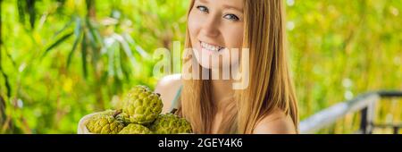 BANNER, LANGFORMATIGE Cherimoya in einer wiederverwendbaren Tasche in weiblichen Händen. Null-Abfall-Konzept, Kunststoff-freies Konzept. Gesunde, saubere Ernährung und Entgiftung. Sommer Stockfoto