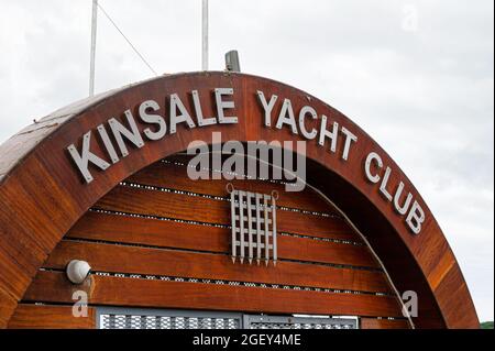 Kinsale, Irland - 13. Juli 2021: Das Schild für den Kinsale Yacht Club Stockfoto