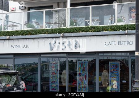 Kinsale, Irland - 13. Juli 2021: Das Schild für Vista Winebare und Bistro in Kinsale Stockfoto