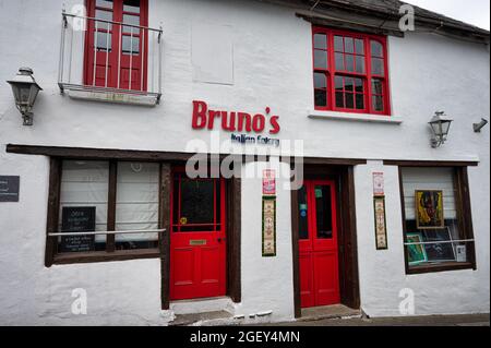 Kinsale, Irland - 13. Juli 2021: Das Schild für Bruno's italienisches Restaurant in Kinsale Stockfoto