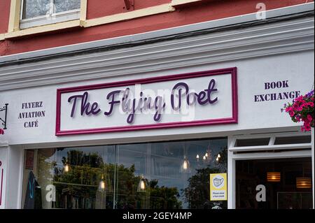 Kinsale, Irland - 13. Juli 2021: Das Schild für das Flying Poet-Geschäft in Kinsale Stockfoto