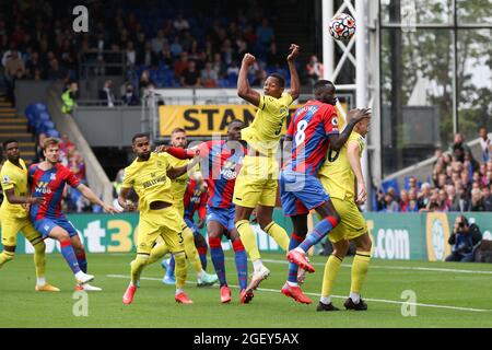 London, Großbritannien. August 2021. Ethan Pinnock von Brentford steht beim Premier League-Spiel zwischen Crystal Palace und Brentford am 21. August 2021 im Selhurst Park, London, England, an der Spitze eines Kreuzs. Foto von Ken Sparks. Nur zur redaktionellen Verwendung, Lizenz für kommerzielle Nutzung erforderlich. Keine Verwendung bei Wetten, Spielen oder Veröffentlichungen einzelner Clubs/Vereine/Spieler. Kredit: UK Sports Pics Ltd/Alamy Live Nachrichten Stockfoto