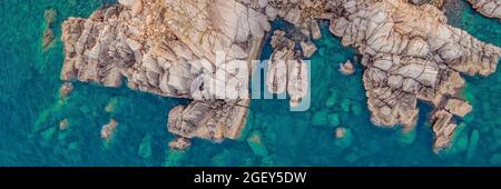 Luftaufnahme der Meereswellen und fantastische Rocky Coast BANNER, LANG FORMAT Stockfoto