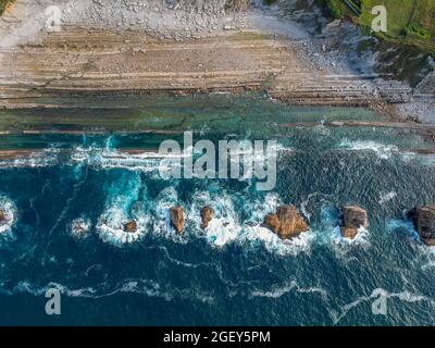 Dramatischer Blick auf Playa de la Arnia, felsige Küste in Santander, Kantabrien, Spanien Stockfoto