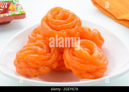 Jangiri, auch bekannt als Imarti, ist ein indisches Dessert, das durch das Braten spiralförmiger Teig zubereitet und in Zuckersirup getränkt wird Stockfoto