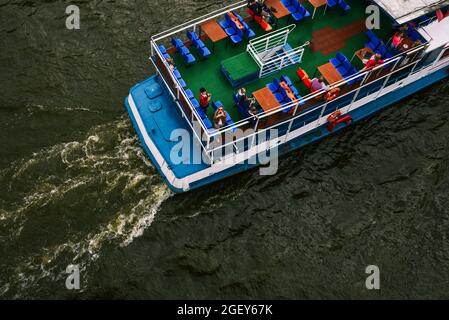 Passagierschiff segelt entlang des Flusses. Passagierschiff. Flussausflüge. Großbritannien, London, 09. Mai 2019 Stockfoto