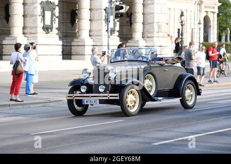 Wien. Österreich. Die Vienna Classic Days 21.-22. August 2021. Das rollende Automobilmuseum mitten in Wien. Stockfoto