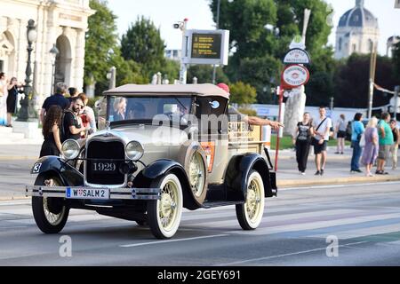 Wien. Österreich. Die Vienna Classic Days 21.-22. August 2021. Das rollende Automobilmuseum mitten in Wien. Wahrscheinlich Ford Modell 'A' Roadster Pickup 76-A 1929 Stockfoto