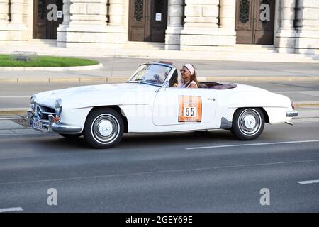 Wien. Österreich. Die Vienna Classic Days 21.-22. August 2021. Das rollende Automobilmuseum mitten in Wien. Wahrscheinlich Mercedes Benz 190 SL Cabriolet 1959 Stockfoto