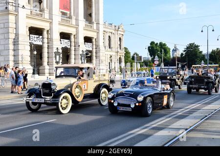 Wien. Österreich. Die Vienna Classic Days 21.-22. August 2021. Das rollende Automobilmuseum mitten in Wien. Wahrscheinlich Ford Model 'A' Roadster Pickup 76-A 1929 und Austin Healey 3000 MKIII 1966 vorne Stockfoto