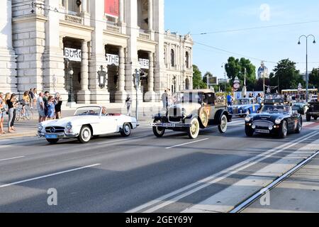 Wien. Österreich. Die Vienna Classic Days 21.-22. August 2021. Das rollende Automobilmuseum mitten in Wien. Wahrscheinlich Ford Modell 'A' Roadster Pickup 76-A 1929 vorne in der Mitte Stockfoto