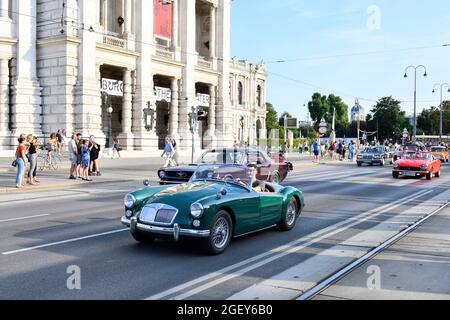 Wien. Österreich. Die Vienna Classic Days 21.-22. August 2021. Das rollende Automobilmuseum mitten in Wien. Stockfoto