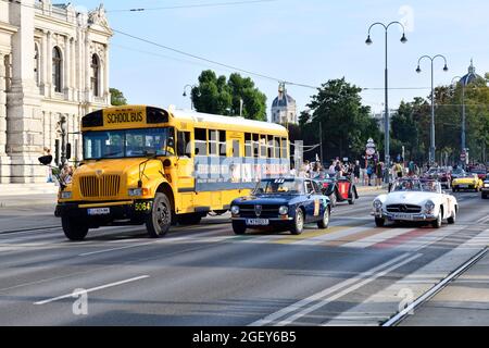 Wien. Österreich. Die Vienna Classic Days 21.-22. August 2021. Das rollende Automobilmuseum mitten in Wien. Wahrscheinlich Alfa Romeo 1600 GT Junior 1973 und Mercedes Benz 190 SL Cabrio 1959 Stockfoto