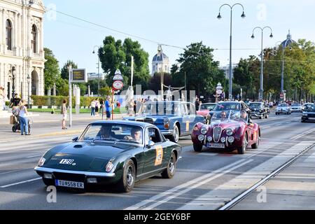 Wien. Österreich. Die Vienna Classic Days 21.-22. August 2021. Das rollende Automobilmuseum mitten in Wien. Wahrscheinlich Lotus Elan 2 1970 und Jaguar XKE 140 E OTS 1954 vorne Stockfoto