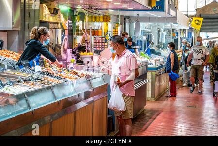 28 July 2021 , La Rochelle Frankreich : Menschen mit Gesichtsmaske einkaufen in der zentralen überdachten Markt von La Rochelle im Sommer 2021 in Frankreich Stockfoto