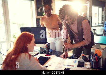 Junge kaukasische bärtige Klientin liest Dokumente bereit zu unterschreiben Stockfoto