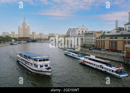 Das Touristenschiff segelt entlang des Flusses Moskau. Die Flussbahn befördert Passagiere. Reisen und Tourismus. Sehenswürdigkeiten von Moskau. Moskau, Russland, 09. Mai 2019 Stockfoto