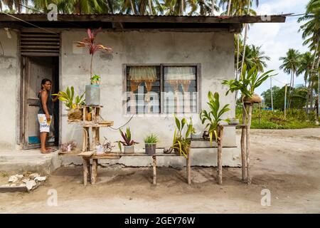 Friwin, Indonesien - 14. Oktober 2019: Eine Frau betrat ihr kleines Haus in der Stadt Friwin, Raja Ampat, West-Papua, Indonesien Stockfoto