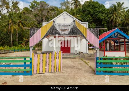 Friwin, Indonesien - 14. Okt 2019: Kleine christliche Kirche, gemalt mit Meeresmotiven, in der Stadt Friwin, Raja Ampat, West Papua, Indonesien Stockfoto