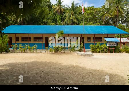 Friwin, Indonesien - 14. Oktober 2019: Bescheidenes Grundschulgebäude, Waiego-Bezirk, SD Negeri 04, Raja Ampat, West Papua Stockfoto