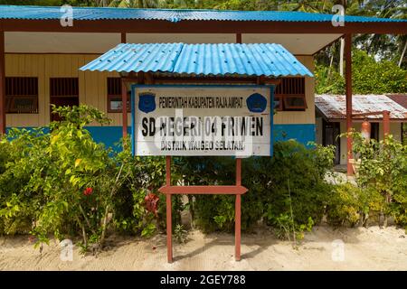 Friwin, Indonesien - 14. Oktober 2019: Bescheidenes Grundschulgebäude, Waiego-Bezirk, SD Negeri 04, Raja Ampat, West Papua Stockfoto