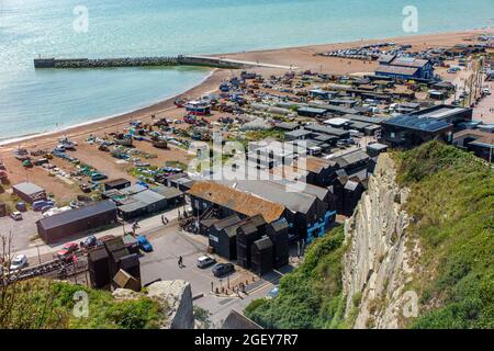 Blick auf Hastings Fischerhütten und Fischoats in der Altstadt Stockfoto