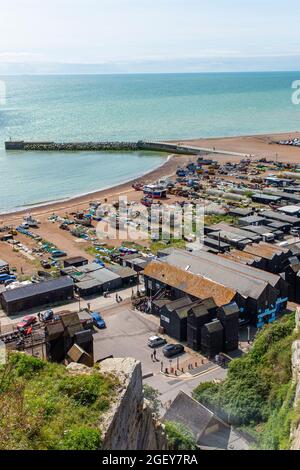 Blick auf Hastings Fischerhütten und Fischoats in der Altstadt Stockfoto