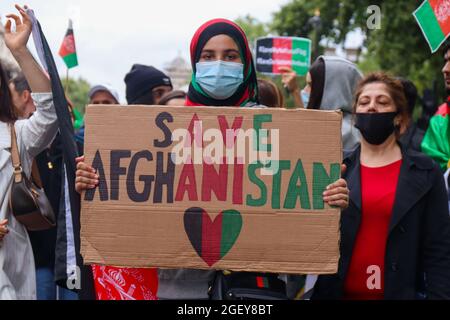 London, Großbritannien. August 2021. Frau hält während der Afghanistan-Proteste in Whitehall, London, ein Schild mit der Aufschrift „Rettet Afghanistan“. Quelle: Lucy North/Alamy Live News Stockfoto