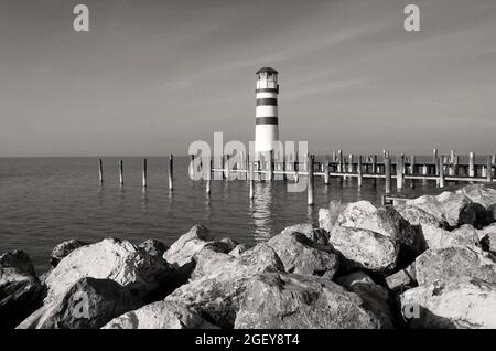 Leuchtturm am Neusiedler See schönes Schwarz-Weiß-Fotografiepanorama am Meer. Neusiedler See, Burgenland, Österreich. Schönes Panorama am See. Stockfoto