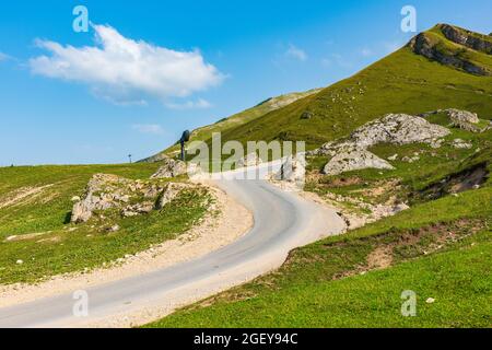 Eine kurvenreiche Straße auf einem Berg Stockfoto