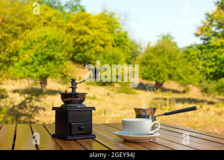 Tasse frischen Kaffee auf dem Tisch im Garten Stockfoto