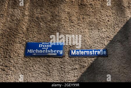 Straßenschilder zur historischen Stadt Bamberg, Bayern, Deutschland. Anfahrt zur Kathedrale und Michaelsberg Abtei und Straße Namen Matern Street Stockfoto