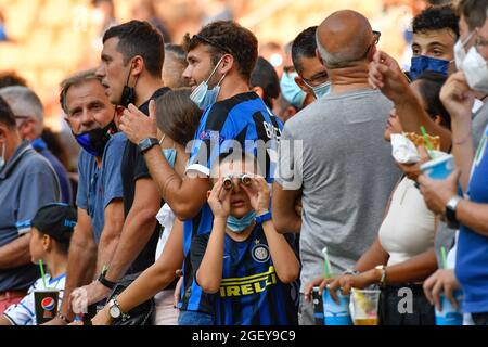 Mailand, Italien. August 2021. Fußballfans von Inter sind wieder im Stadion für die Serie A Spiel zwischen Inter und Genua bei Giuseppe Meazza in Mailand. (Foto: Gonzales Photo/Alamy Live News Stockfoto