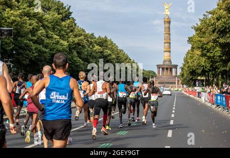 Berlin, Deutschland. August 2021. Leichtathletik, Generali Berlin Halbmarathon 2021: Das Staterfeld läuft in Richtung Siegessäule. Quelle: Andreas Gora/dpa/Alamy Live News Stockfoto