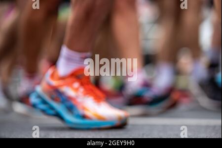 Berlin, Deutschland. August 2021. Leichtathletik, Generali Berlin Halbmarathon 2021: Ein Teilnehmerschuh rollt auf dem Asphalt. Quelle: Andreas Gora/dpa/Alamy Live News Stockfoto