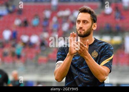 Mailand, Italien. August 2021. Hakan Calhanoglu (20) von Inter gesehen während der Serie EIN Spiel zwischen Inter und Genua bei Giuseppe Meazza in Mailand. (Foto: Gonzales Photo/Alamy Live News Stockfoto