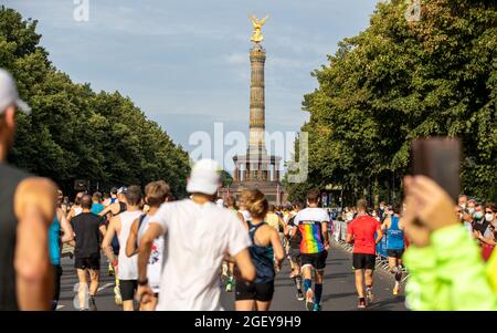 Berlin, Deutschland. August 2021. Leichtathletik, Generali Berlin Halbmarathon 2021: Die Teilnehmer laufen entlang der Straße des 17. Quelle: Andreas Gora/dpa/Alamy Live News Stockfoto