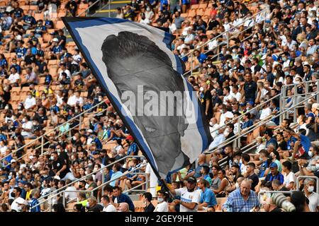 Mailand, Italien. August 2021. Fußballfans von Inter sind wieder im Stadion für die Serie A Spiel zwischen Inter und Genua bei Giuseppe Meazza in Mailand. (Foto: Gonzales Photo/Alamy Live News Stockfoto