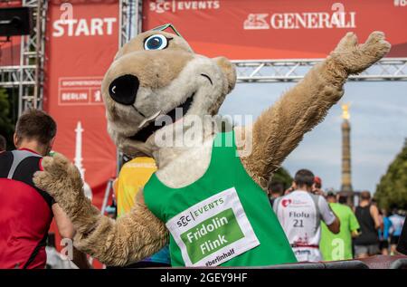 Berlin, Deutschland. August 2021. Leichtathletik, Generali Berlin Halbmarathon 2021: Maskottchen Fridolin Flink jubelt über die Teilnehmer. Quelle: Andreas Gora/dpa/Alamy Live News Stockfoto