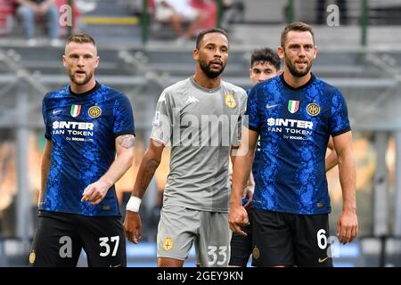 Mailand, Italien. August 2021. Stefan de Vrij (6) von Inter und Hernani (33) von Genua gesehen während der Serie EIN Spiel zwischen Inter und Genua bei Giuseppe Meazza in Mailand. (Foto: Gonzales Photo/Alamy Live News Stockfoto