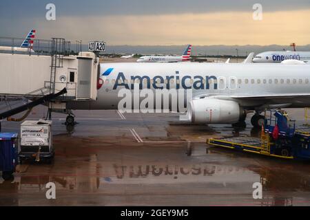 DALLAS, TX – 18. MAI 2021 – Blick auf die Spiegelung des Flugzeuglogos von American Airlines (AA) nach dem Regen im Dallas Fort Worth International Ai Stockfoto