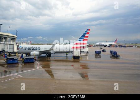 DALLAS, TX – 18. MAI 2021 – Blick auf die Spiegelung des Flugzeuglogos von American Airlines (AA) nach dem Regen im Dallas Fort Worth International Ai Stockfoto