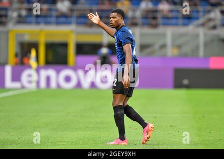 Mailand, Italien. August 2021. Denzel Dumfries (2) von Inter gesehen während der Serie EIN Spiel zwischen Inter und Genua bei Giuseppe Meazza in Mailand. (Foto: Gonzales Photo/Alamy Live News Stockfoto